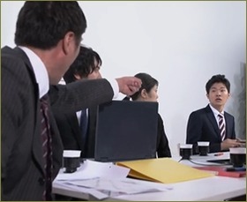 社長が仕掛けたマイクに気付かず、仕事中に無駄話ばかりして残業代をせしめる同僚。いきなり左遷されてビックリしてやんのｗｗｗワロタｗｗｗ