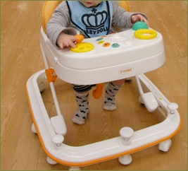 勝手に子供の歩行器を買ってきて乗せろ乗せろとうるさいトメ。旦那が「子供に良くないから」と何度断っても「ちょっとだけ!イスだと思えばいいじゃないの!」としつこい
