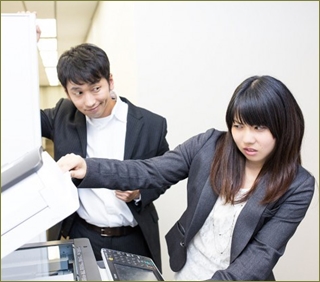 【前編】最近会社の女の子と高校生みたいに趣味の話するのが楽しい。向こうも俺に好意を持ってるみたい。でもメールのやり取りを妻に見られ「私は子育てで大変なのに!」と泣かれた