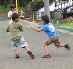 夕方子供を連れて公園へ行ったら数人の小学生とその親。「私さん子供見ててね~」と親は買い物に行き、私は小学生を追いかけて車道へ飛び出そうとする幼子を追いヘトヘト