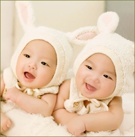 双子を産んだ嫁に「畜生腹の嫁なんてご近所にみっともない!離婚しろ!じゃないと子供は処分だ」→夫ブチ切れ妻子を連れて逃亡。その後寝たきりになったトメは親戚でたらい回しに