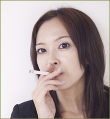タバ子「吸ってもいいかなー」私「悪いけど」タバ子「換気扇の下ならいいよね」私「いや、悪いけど」友「タバ子ーやめなよー」タバ子「なんで?換気扇最強にしてるしいいじゃん」