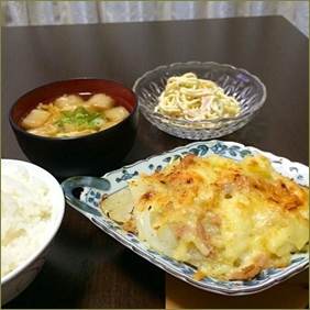 嫁がちゃっちゃと料理を作る→「お母さんここ教えて」をやってもらえなかった嫁母、拗ねる→嫁「クッ○パッドで見て作った」嫁母「私の30年がクッ○パッド並みってこと!」更に拗ねる