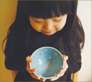 「皿にご飯粒がついた状態で残すな。みっともない」って旦那に言われた。実家では残すのが当たり前だったし、一粒一粒ご飯を箸でちまちま食べる方が貧乏臭くてみっともなくない?