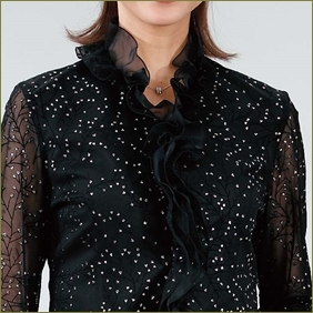姑が私の母の葬儀にラメ入りの服で来やがった。ギンギラのアクセサリーにネイルアートもバッチリ