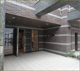 私の住むマンションを見て「私さんてもしかしてお金持ち？旦那様お医者さん？紹介して！」と言い出した近所ママ。その後も「お宅に招待して」「パーティーしよう」としつこい