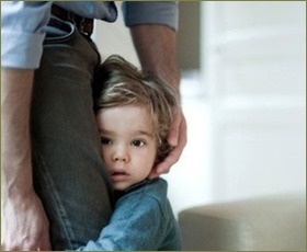 5歳の娘がきちんと挨拶できない。園では元気いっぱいなのに道で知ってる人に会うと私の後ろに隠れてしまい、プレゼントをもらっても「いらない」と逃げる始末