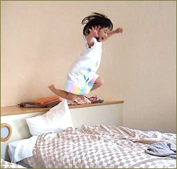 「新居が見たいから」となぜかコトメ子を連れてきたウトメ。寝室に勝手に入りベッドで飛び跳ねながら「このパジャマ誰のー?」ドン引きする私を尻目にニコニコ顔のウトメ