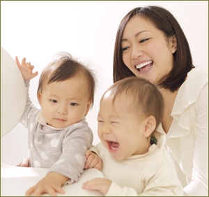 娘を産んで私だけしばらく入院。帰宅するとなんだか娘の顔が違う。シラを切ってた旦那とトメを問い詰めたら「シンママの従妹ちゃんの子供と取り替えた」…