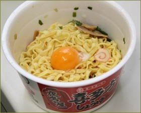 母子家庭で育った嫁と育ちの差を感じてしまう。食事はカップ麺やウインナー炒め、泣く子供を放置しゲームに没頭。指摘すると「家ではこうだっだ。これが普通」