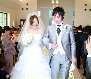入籍だけで挙式しなかったことを一年経っても夫の親類にネチネチ言われ「結婚報告の食事会を開け」としつこく、夫が「一度折れてやれば満足するから」と白旗を揚げかけてる