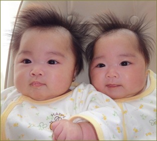 双子のママさんが「うちは何でも共用させてるので」と園で使うお道具やキットを一つしか購入せず、一つ分を返金させてる