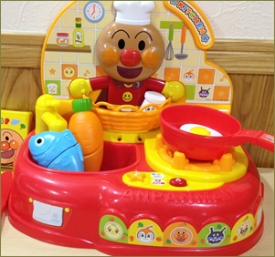 うちの子の誕生日にウトメがオモチャを買ってくれた。でも一緒にいた義姉の子供にはもっと高いオモチャを買ってた。そして義姉の子の誕生日、うちの子には何もなし…