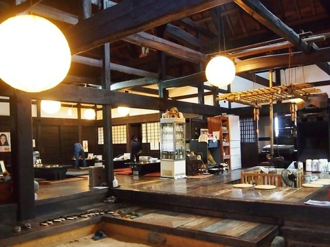 とんとん山店内