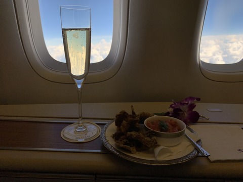 タイ航空バンコク発羽田行きファーストクラス機内食 : ワイン飲んだ