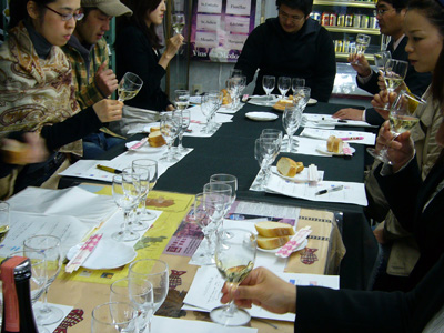 wine-drinking-people
