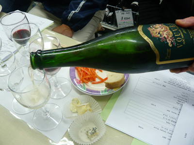 pour-vouvray-into