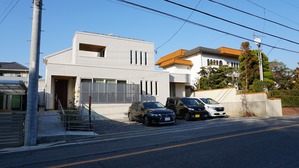 (4)