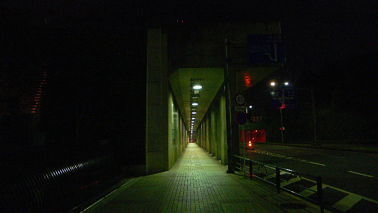 深夜のトンネル
