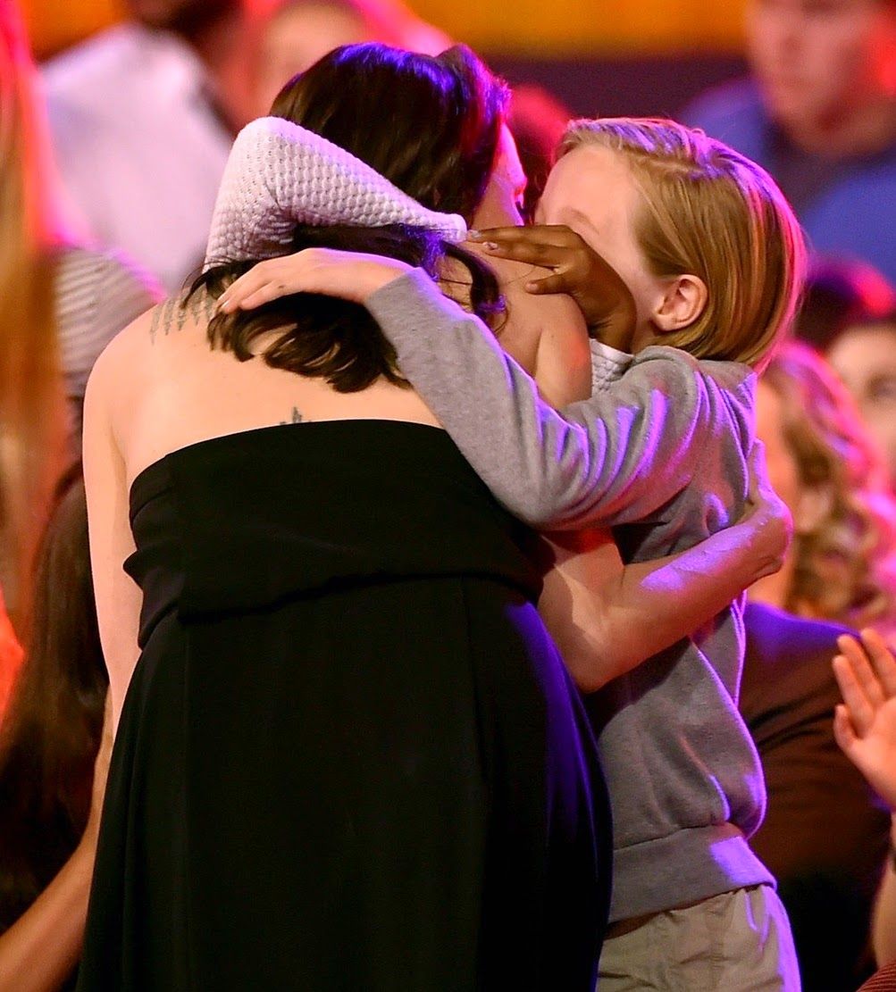 angelina-jolies-kids-have-best-reaction-to-kcas-win-12