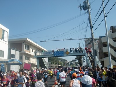 神戸マラソン_20_25km塩屋駅前