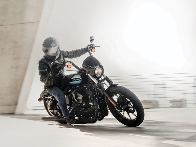 sportster-iron-1200-marquee