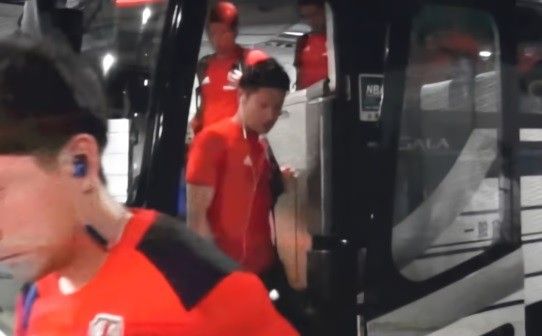 なぜバスから降りてくるサッカー選手は皆イヤフォンをして神妙な面持ちなのか