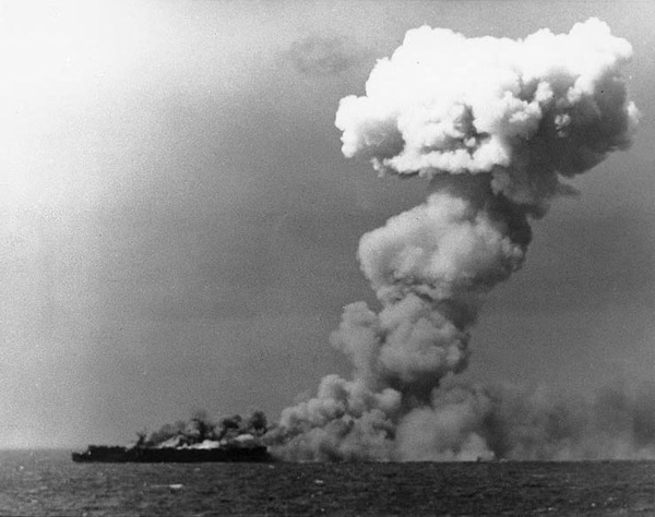 USS_Princeton_(CVL-23)_burning_on_24_October_1944_(80-G-287970)