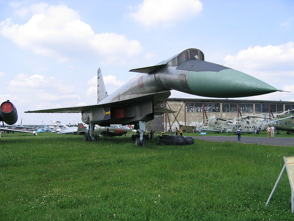 800px-Sukhoi_T-4_(Monino_museum)