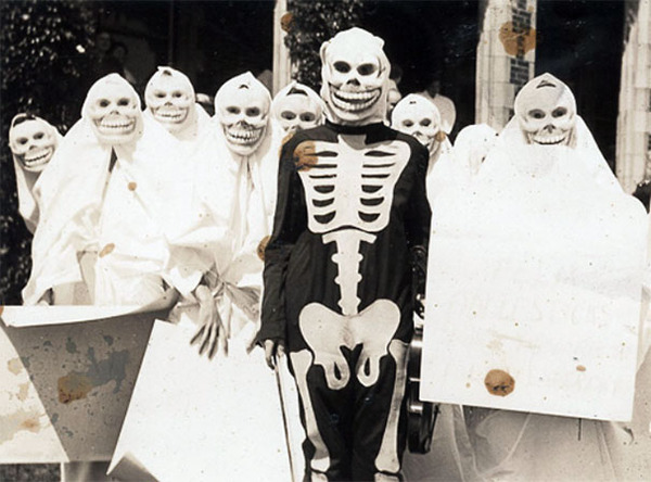 scary-vintage-halloween-creepy-costumes-30-57f6596929f7b__605