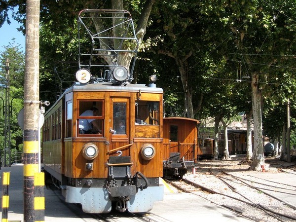 The-beautiful-Ferrocarril-de-Sólle-aka-Orange-Express