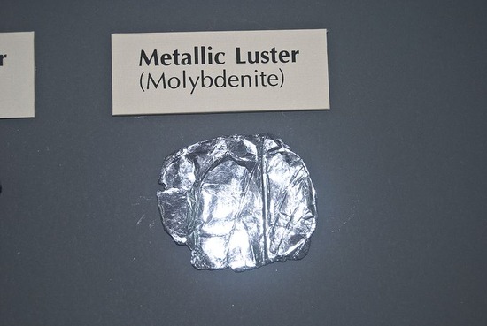 800px-Molybdenite_Metallic_luster