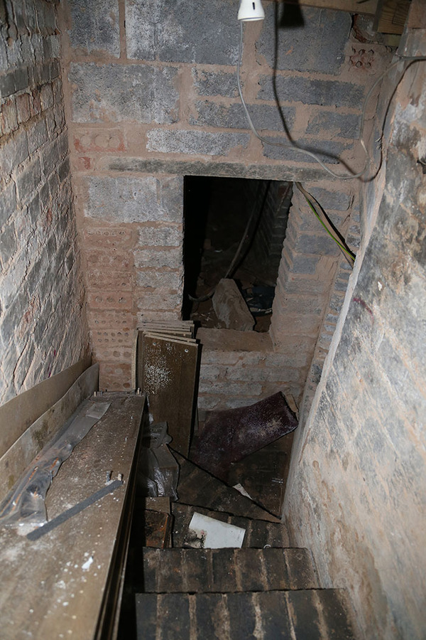 man-discovers-secret-dungeon-new-apartment-12-5b8e2c489bef6__700