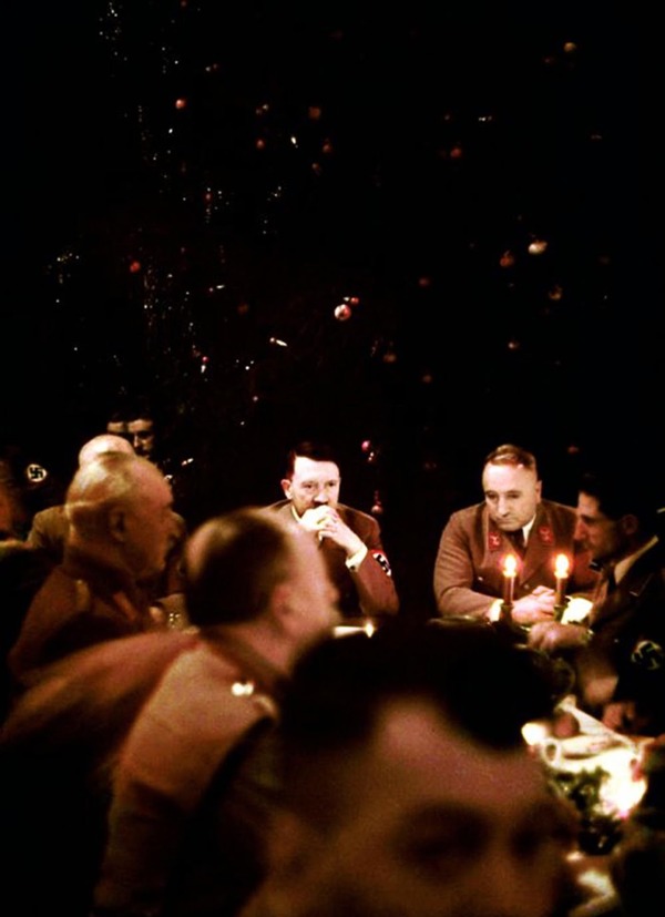 Inside a Nazi Christmas party hosted by Adolf Hitler, 1941 (1)