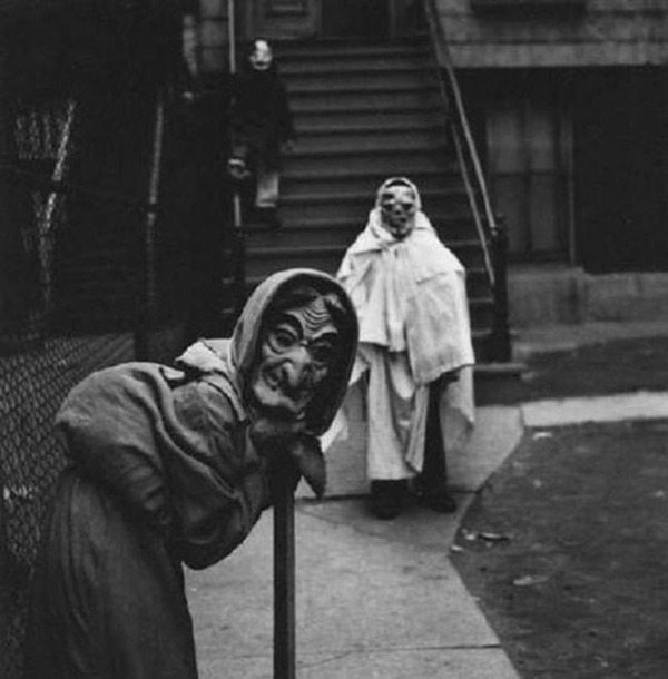 scary-vintage-halloween-creepy-costumes-77-57f75941d1bcc__605
