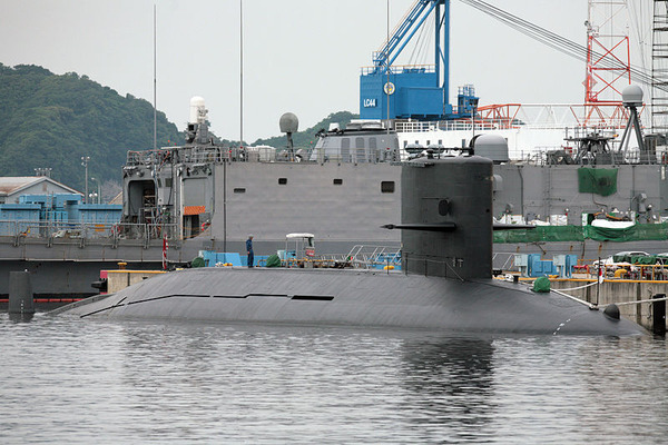 Harushio_class_submarine_docked