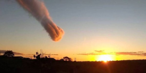 「神の手」がブラジル上空に出現！