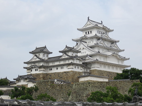 1024px-Himeji_Castle_Keep_Tower_after_restoration_2015