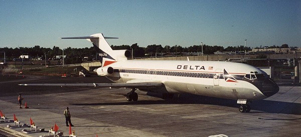 800px-Delta_722_at_Greater_Rochester_International_Airport_2002