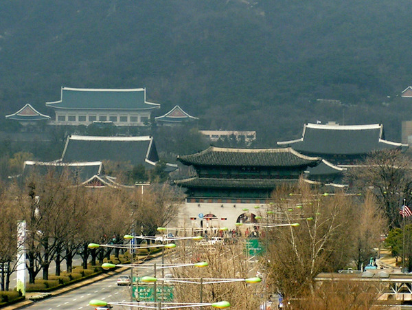 Seoul_Gyeongbokgung_Blue_House_Bukhansan_cropped