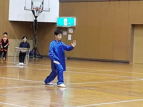 8.24式太極拳・男子_濱岡理郎_800
