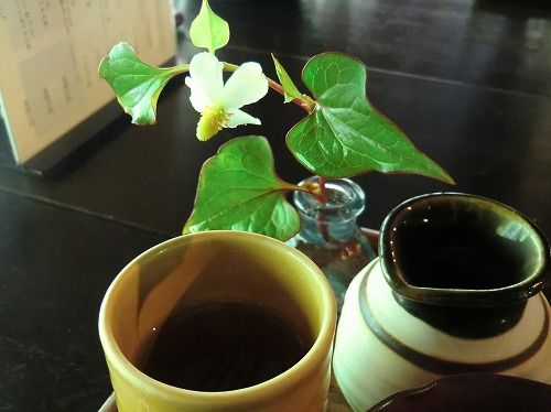 日本一おかき処 播磨屋本店 生野総本店 母屋レストラン〔お茶と、一輪挿しに生花/お箸置きも竹の葉製〕 (13)