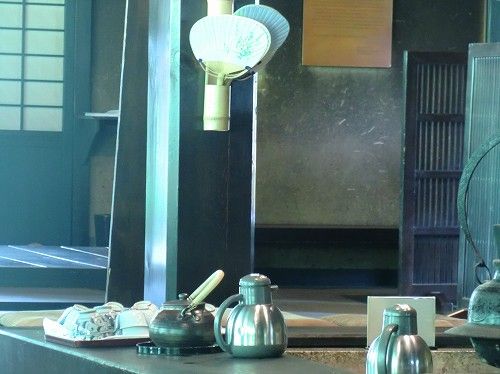 日本一おかき処 播磨屋本店 生野総本店 母屋レストラン〔囲炉裏にセルフのお茶と内輪の用意〕 (7)