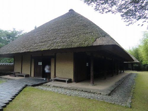 日本一おかき処 播磨屋本店 生野総本店 母屋レストラン〔茅葺の母屋レストラン:全体図/幕末の文久年間(西暦1860年ごろ)初代播磨屋助次郎氏が、播磨屋の前身である油屋を創業した生野銀山として有名な兵庫県生野町(現朝来市生野町)に、
創業の家のイメージをふくらませて建設し昭和63年春に営業を初め、その後、茅葺きの母屋をレストラン専用に改修して現在に至っているそう。〕 (3)