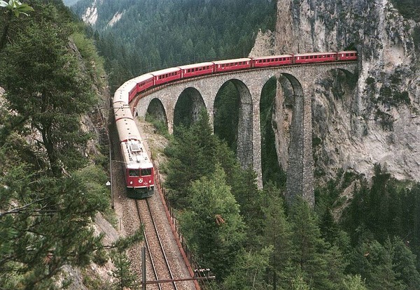 800px-Mh_rhb_706_auf_landwasserviadukt