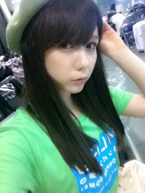 緑の可愛い衣装を着ている村重杏奈の画像♪
