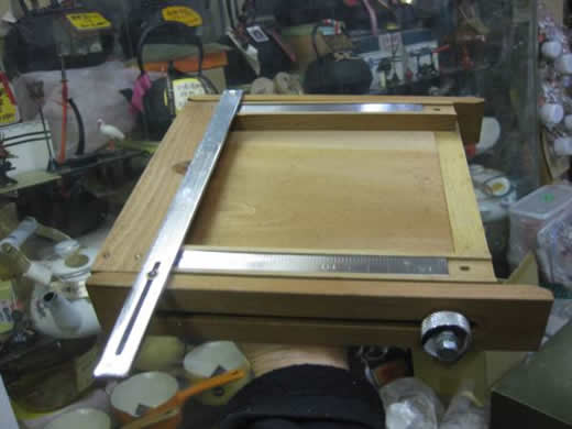 タイルをタイルカッターで切る時に使うタイル切台