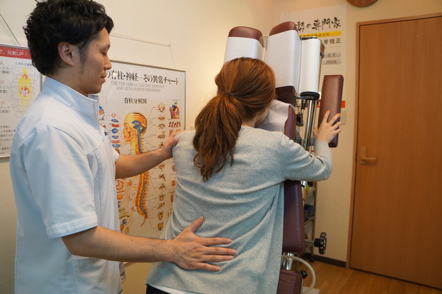 姿勢改善専門家がボキボキしない安全で効果的な骨格矯正を施術します