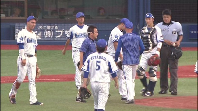 DeNAバリオスにアクシデント 打球が足に直撃して交代・・・