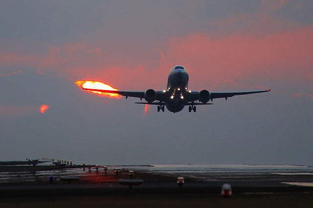 夕陽と旅客機
